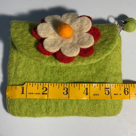 Green Felted Purse with Red and Cream Flower and Zip Closure - Picture 4 of 5